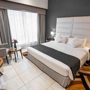 Deluxe One-Bedroom Apartment